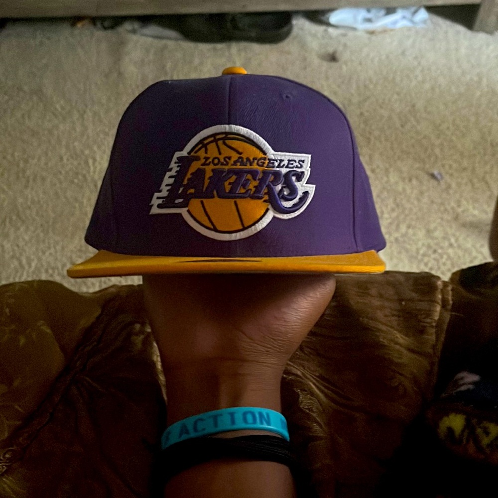Lakers mitchell and ness hat